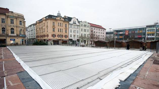 Není tomu tak dávno, co město udělalo v pořádání vánočního bruslení pro veřejnost pauzu. Pak se ale kluziště vrátilo a letos už pátým rokem vyrůstá na Masarykově náměstí.