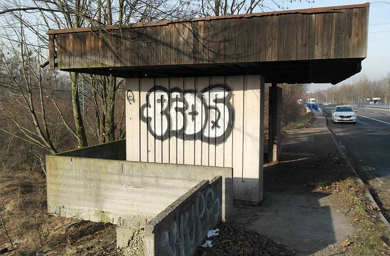 Reliéfové betonové autobusové zastávky ve Svinově a Porubě v Rudné ulici jsou v zoufalém technickém i estetickém stavu. Dnes slouží jediná ze tří na znamení.