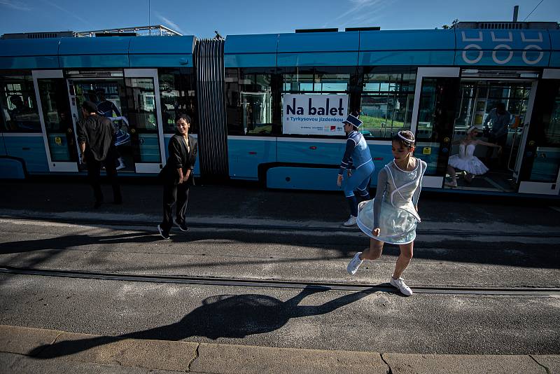 Balet Národního divadla moravskoslezského (NDM) předvedl ukázku z baletu Coppélia a Rossiniho karty v tramvajích městské hromadné dopravě (DPO), 3. září 2020 v Ostravě.