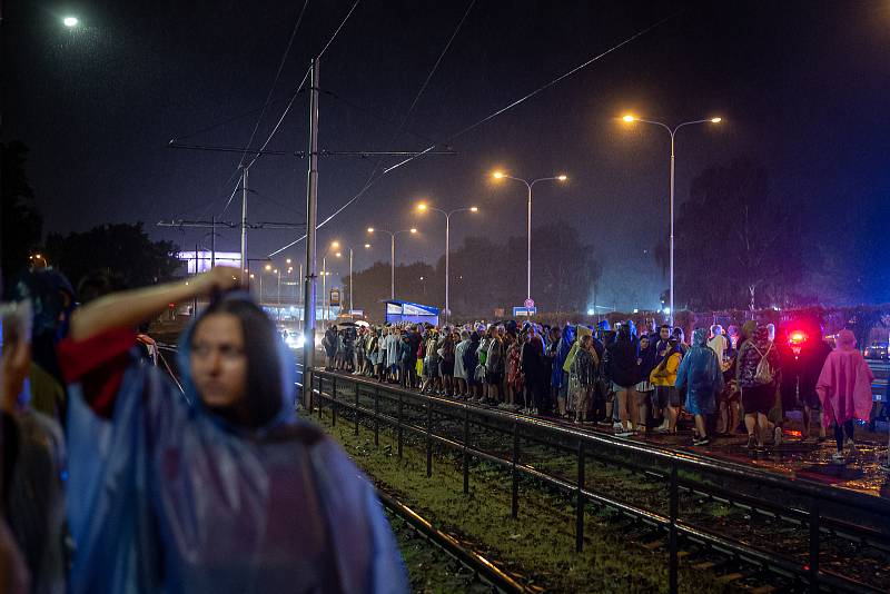 Hudební festival Colours of Ostrava v Dolní oblasti Vítkovice, 14. července 2022, Ostrava. Cestování MHD.