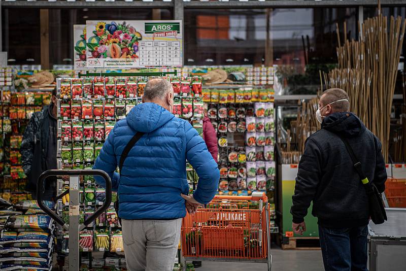 Lidé nakupují v obchodním řetězci Hornbach, 27 února 2021 v Ostravě.