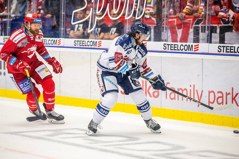 HC Vítkovice Ridera - HC Oceláři Třinec, 17. září 2019 v Ostravě. Zleva David Musil z Třince a Šimon Stránský z Vítkovic.