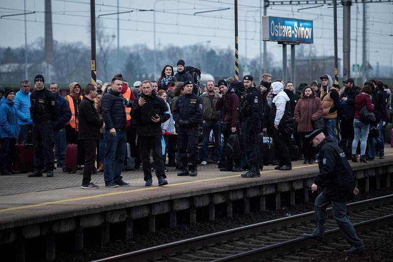 Anonym nahlásil ve vlacích společnosti RegioJet bombu. Policisté vyklidili vlakové nádraří v Ostravě-Svinově.