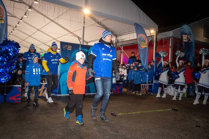 Mikulášský trojboj (HC Vítkovice Ridera - FC Baník Ostrava) v areálu Skalka Family Park, 3. prosince 2019 v Ostravě.