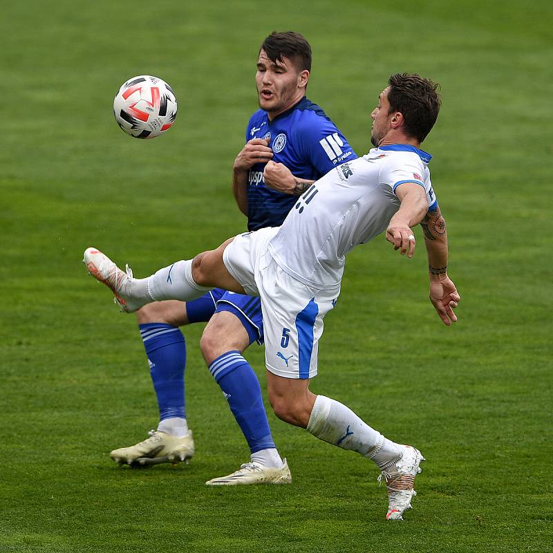 Utkání 29. kola první fotbalové ligy: Sigma Olomouc - Baník Ostrava, 24. dubna 2021 v Olomouci. (zleva) Pavel Zifčák z Olomouce a Adam Jánoš z Ostravy.