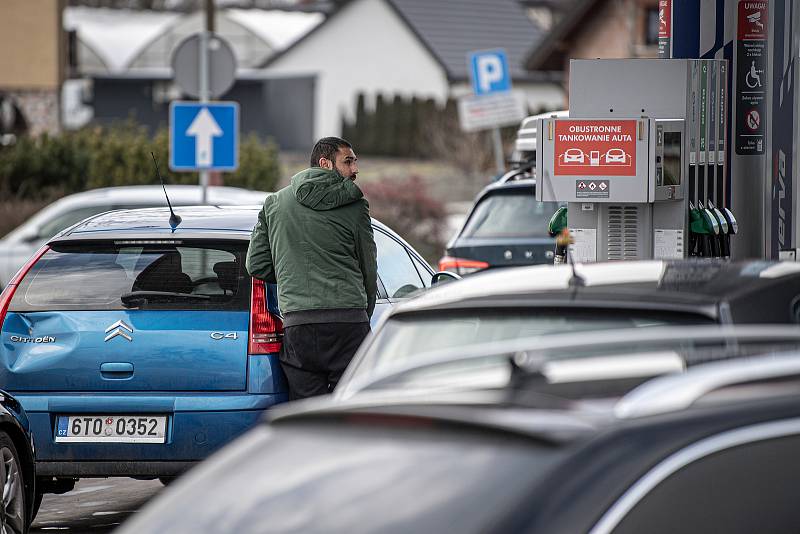 Fronta aut před benzínovou stanicí Orlen, 2. února 2022 v Chalupkách (PL).