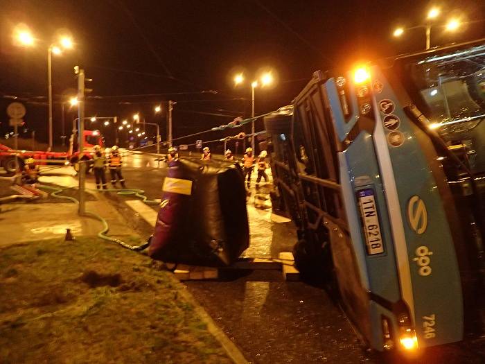 Zásah hasičů u nehody autobusu s kamionem v Ostravě-Porubě.