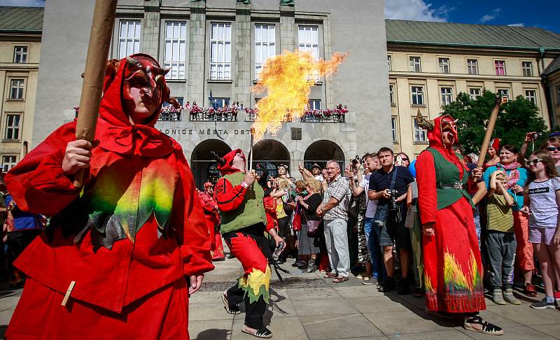 Začátek Festivalu v ulicích přilákal tisíce lidí. Bohatý program bude pokračovat ještě v sobotu a neděli.