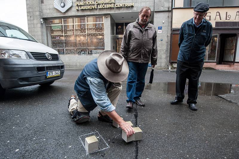 Před domem ve Velké ulici číslo 12 v centru Ostravy byly ve čtvrtek odpoledne položeny další Stolpersteine“, tedy kameny zmizelých.