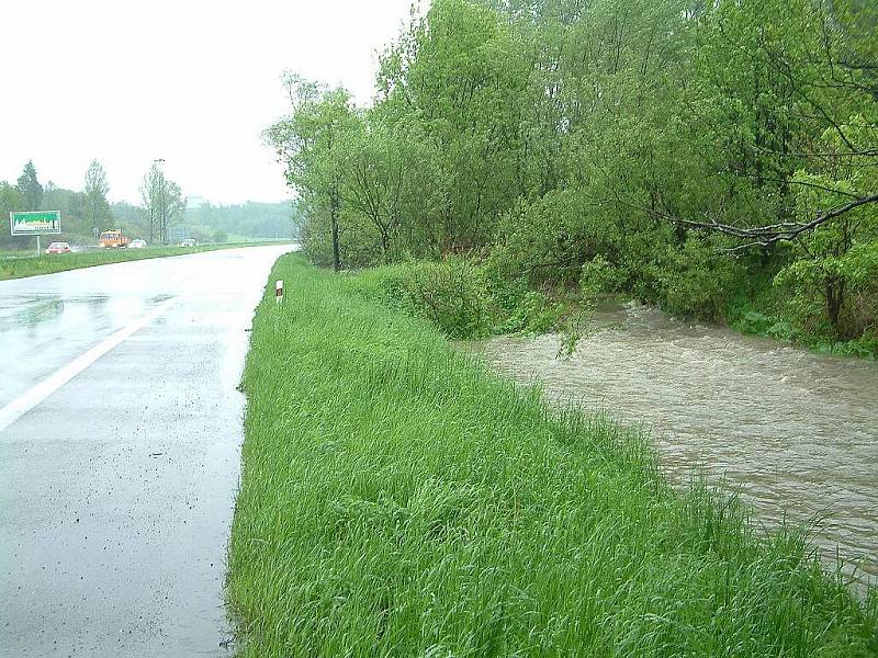 Rozvodněná řeka Lučina a její přítoky zaplavily silnici spojující Ostravu s Havířovem. Policisté nejdříve uzavřeli dopravu od Ostravy a nevylučovali, že při stoupající hladině bude uzavřen i opačný směr.