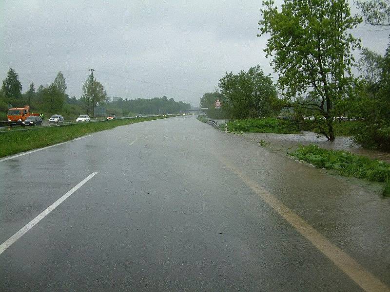 Rozvodněná řeka Lučina a její přítoky zaplavily silnici spojující Ostravu s Havířovem. Policisté nejdříve uzavřeli dopravu od Ostravy a nevylučovali, že při stoupající hladině bude uzavřen i opačný směr.