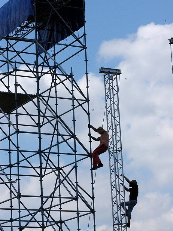 Během čtvrtečního dne finišovaly přípravy na páteční show, která zahájí výstavbu Nové Karoliny.