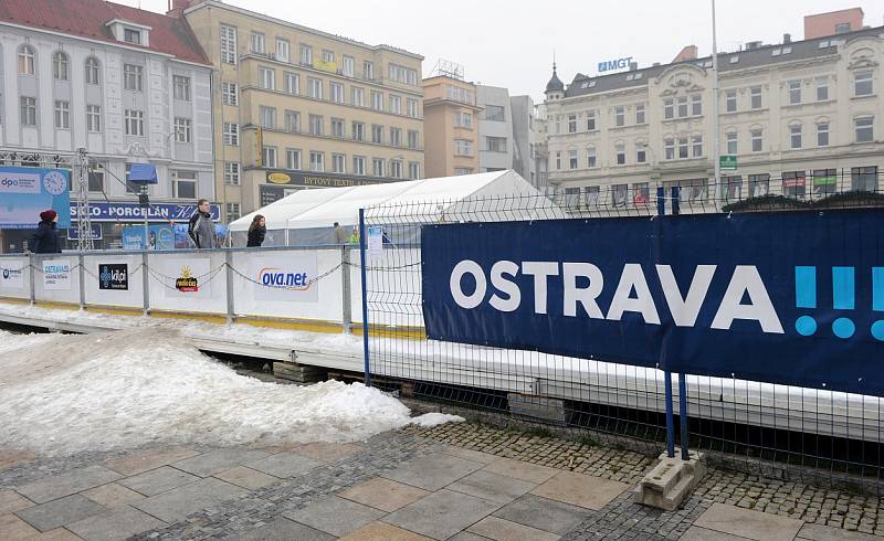 Kluziště na Masarykově náměstí v centru Ostravy. 