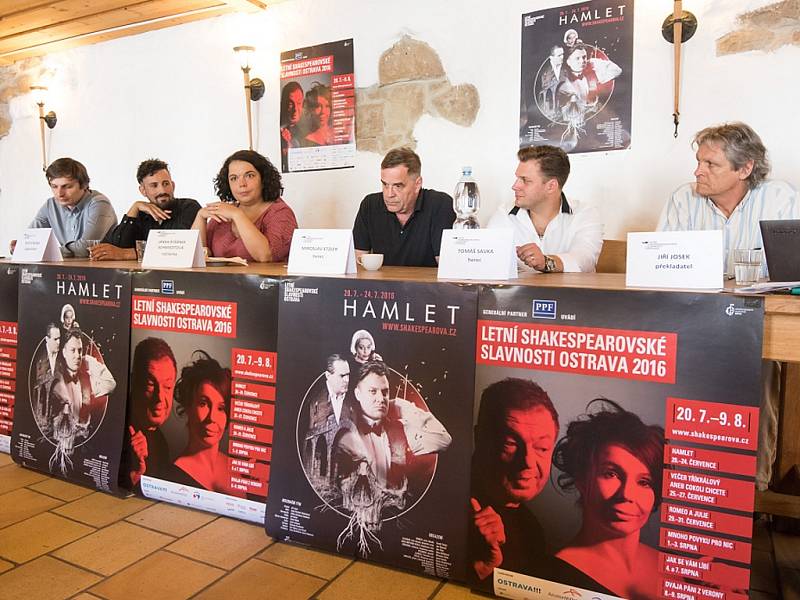 Tisková konference Letních shakespearovských slavností. Zleva organizátoři festivalu Andrej Harmečko a Petr Sýkora, dále režisérka Janka RyšánekSchmiedtová, herci Miroslav Etzler a Tomáš Savka a překladatel Jiří Josek. 