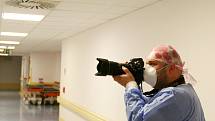 FOTOGRAF ostravské redakce Deníku Lukáš Kaboň dokumentoval práci zdravotníků na uzavřeném pracovišti fakultni nemocnice.