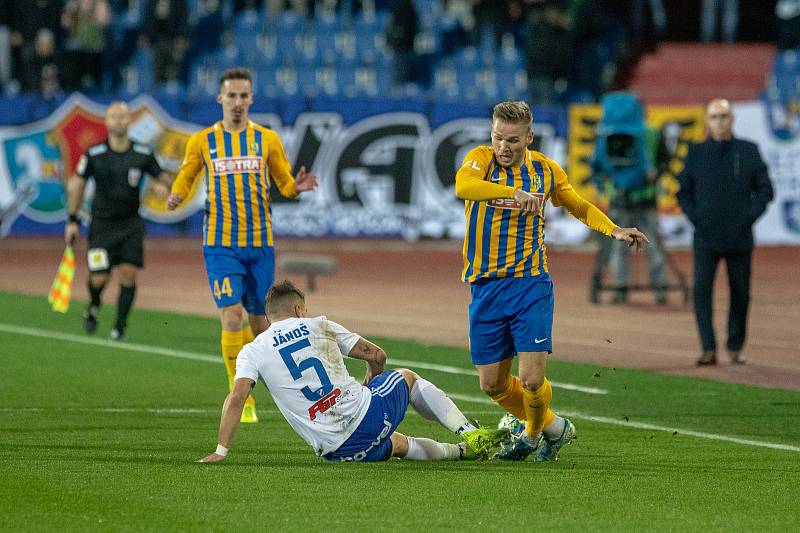 Utkání 18. kola fotbalové Fortuna ligy: FC Baník Ostrava - SFC Opava, 29. listopadu 2019 v Ostravě. Na snímku (zleva) Adam Jánoš, Matěj Hrabina.