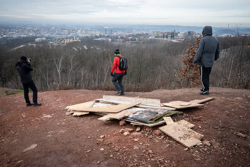 Halda Ema, 30. prosince 2019 v Ostravě. Zničená instalace Jakuba Černého v podobě makety schodů z Karoliny.