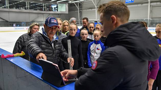 Krasobruslařský kemp českých, slovenských i ukrajinských talentů pod vedením trenéra Rafaela Arutjunjana a Michala Březiny v Ostravě.
