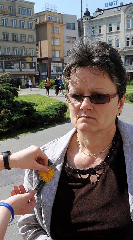 Lidé v Ostravě také přispívali na boj proti rakovině koupí květinky.