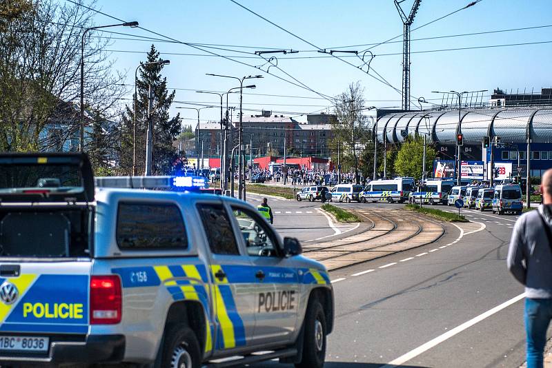 Příjezd opavských fanoušků do Ostravy a jejich přesun na vitkovický stadion na zápas Baník vs. Slezský FC, 21. dubna 2019.