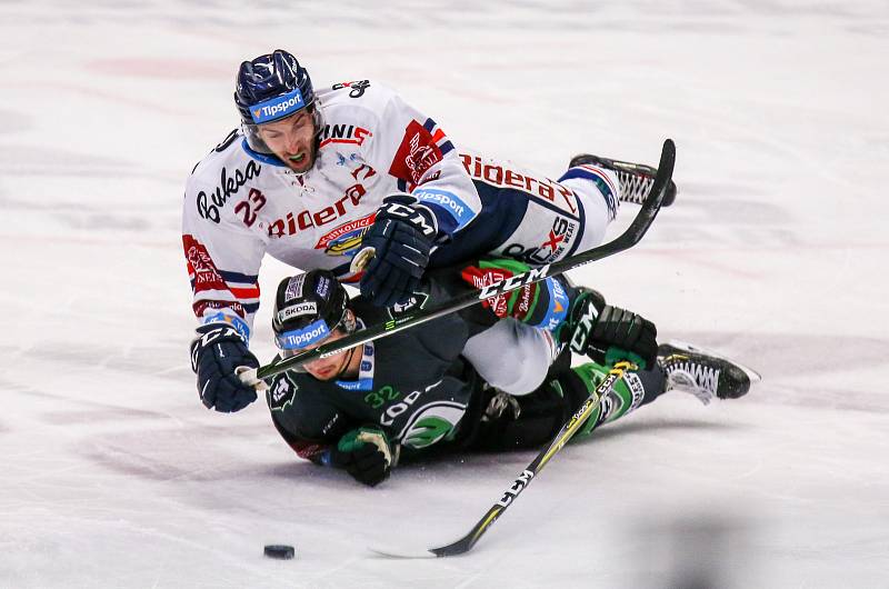 Předehrávka 42. kola hokejové extraligy: HC Vítkovice Ridera - BK Mladá Boleslav, 4. prosince 2018 v Ostravě. Na snímku (zleva) Roman Ondřej z Vítkovic a Orsava Jakub z Mladé Boleslavi