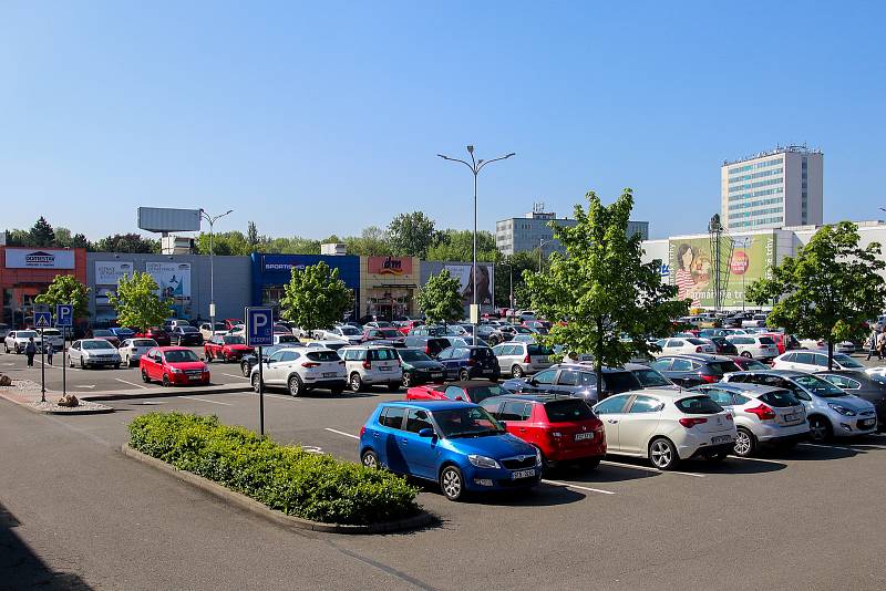 Parkoviště u supermarketů a obchodních center na Moravě a ve Slezsku. Archivní snímek.