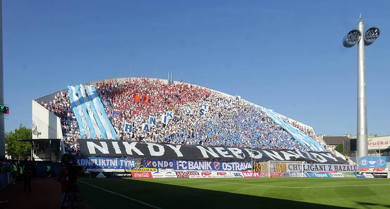 Derby Sigma vs. Baník táhne. Snímky z předchozího derby na Andrově stadionu a odjezd (příjezd) fanoušků Baníku do Olomouce.