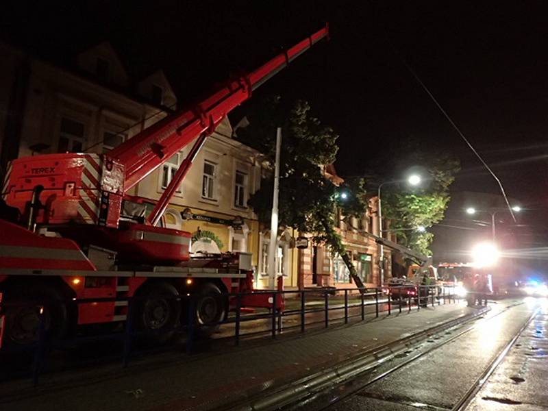 Následky bouře a silného větru, které v noci na středu zaměstnávaly moravskoslezské hasiče v Ostravě.