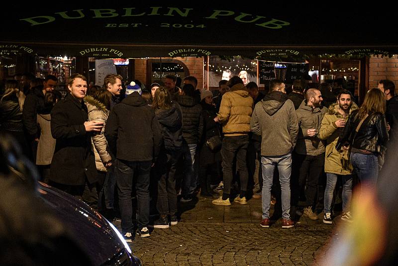 Stodolní ulice 4. prosince 2020 v Ostravě. Policie kontroluje uzavření vnitřních prostor po 22:00 hodině, díky vládním opatřením k zamezení šíření koronavirového onemocnění COVID-19.