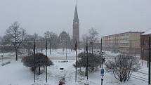 Pohled z radnice obvodu Ostrava-Vítkovice. Mírové náměstí a kostel sv. Pavla apoštola. Archivní snímek Deníku.