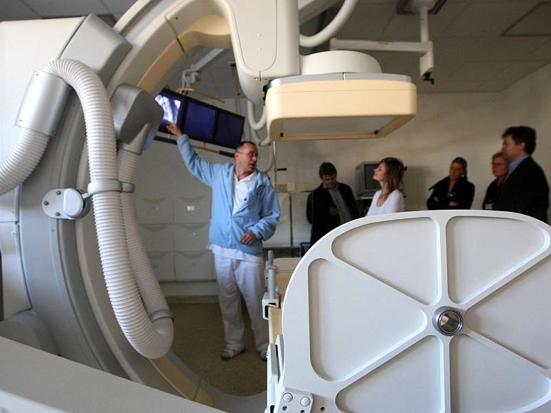 Vítkovická nemocnice v Ostravě, patřící do skupiny Agel, dokončila celkovou modernizaci interního pavilonu, v jejímž rámci začala pacientům při radiologickém vyšetření sloužit také nová sklopná stěna.
