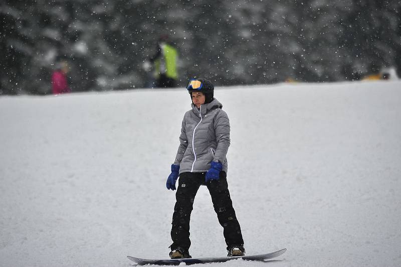 Lyžování ve SKI areálu Bílá v Beskydech.