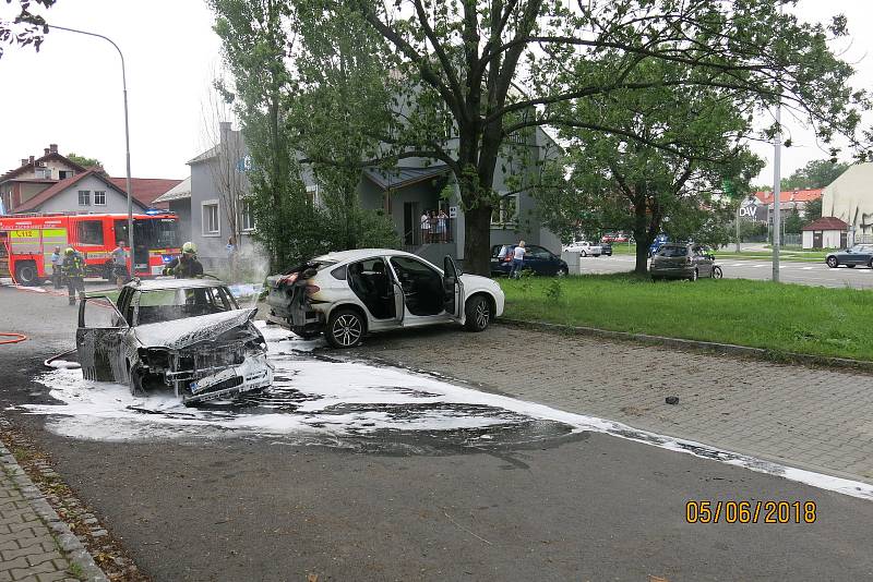 Plameny jedno vozidlo zcela zničily, druhé poškodily.