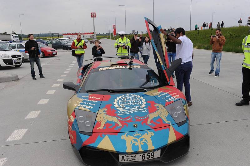 Zhruba stovka sportovních automobilů projela v rámci mezinárodního závodu Gumball 3000 i ostravským úsekem dálnice.