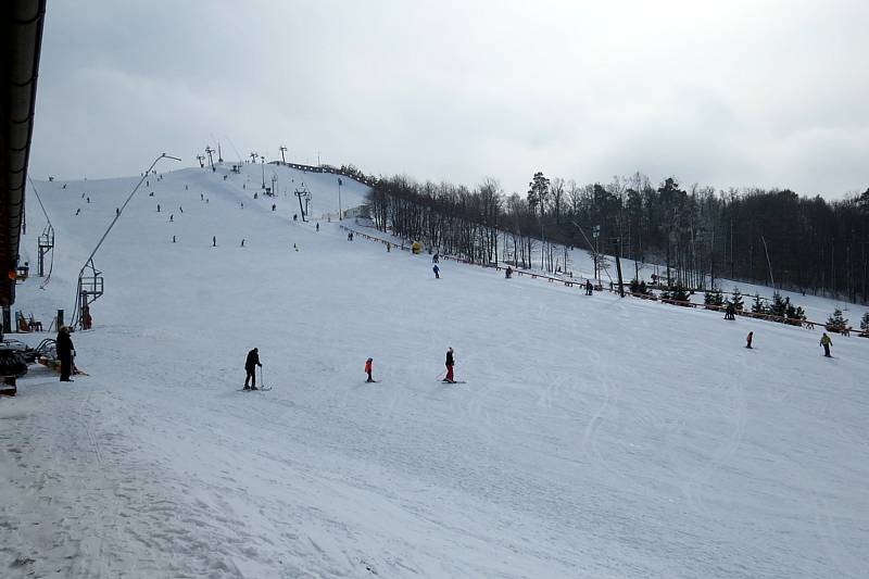 Tošovický areál zaplnili o víkendu lyžaři, snowboardisté i bobisté.