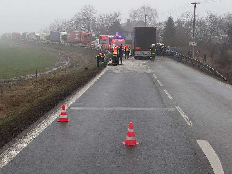 Vážná dopravní nehoda v pátek 8. března zablokovala komunikaci I/11 mezi Ostravou-Porubou a obcí Velká Polom. 