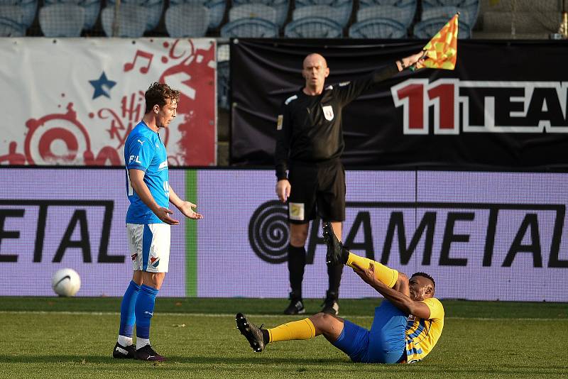 Utkání 10. kola první fotbalové ligy: SFC Opava - FC Baník Ostrava, 5. prosince 2020 v Opavě. (zleva) Ondřej Šašinka z Ostravy a Joss Didiba Moudoumbou z Opavy.