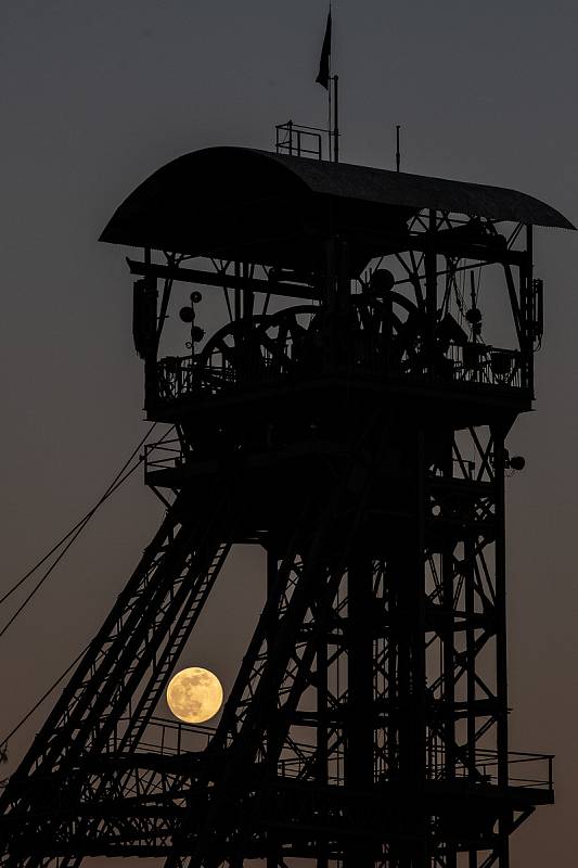 Měsíc v tzv. superúplňku nad Ostravou, 7. dubna 2020.