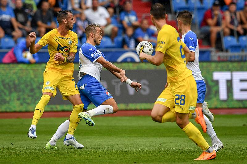 Utkání 4. kol první fotbalové ligy: Baník Ostrava - FK Teplice, 20. srpna 2022, Ostrava. (zleva) Matěj Hybš z Teplic a Nemanja Kuzmanovič z Ostravy.