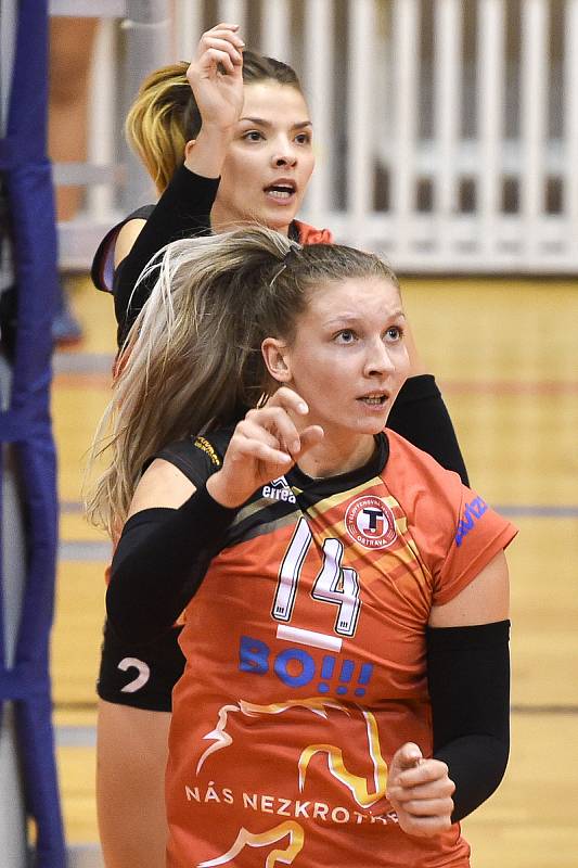 Volejbal, ženy - Ostrava – Frýdek-Místek, 17. října 2018 v Ostravě. Na snímku (zleva) Simona Lukáčová a Kateřina Zemanová.