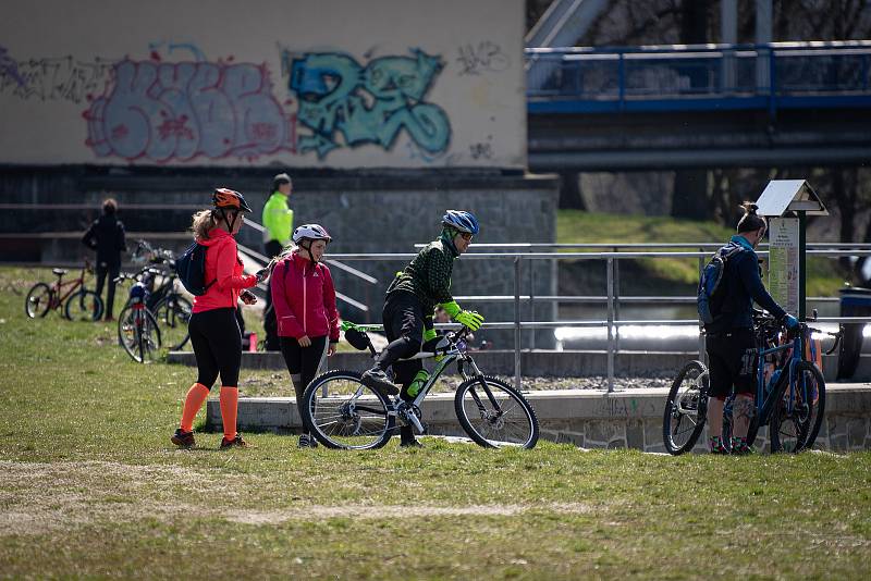 Cyklostezka okolo Ostravice, duben 2021 ve Vratimově.