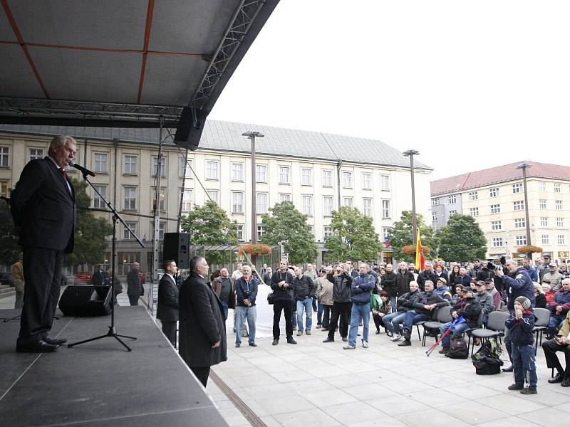 Setkání prezidenta Miloše Zemana s občany na Prokešově náměstí v centru Ostravy. 