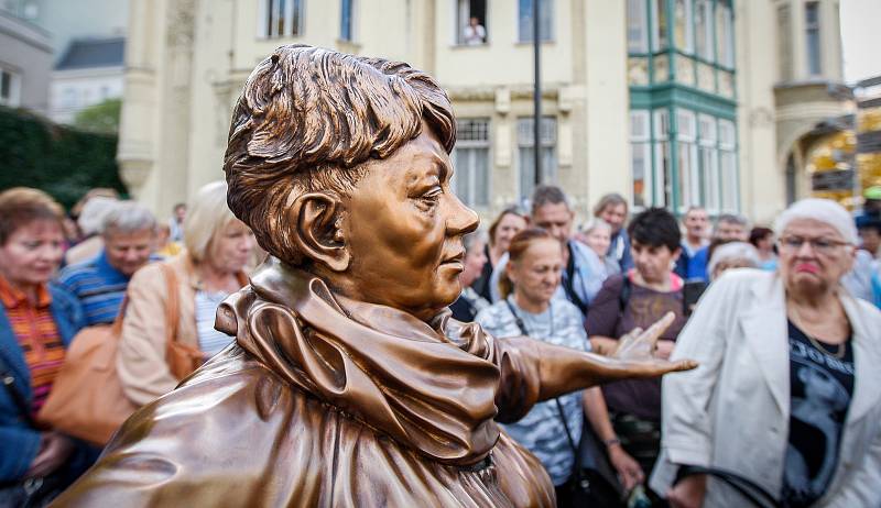 Sochař David Moješčík vytvořil sochu Věry Špinarové která stojí v Husově sadu.