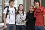 Vítězové soutěže o nejzajímavější maturitní tablo 2009 přebírají cenu - sud piva. Studenti ze 4.A Matičního gymnázia v Ostravě