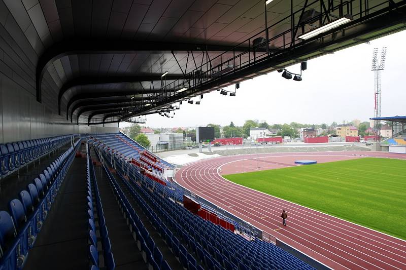 Nová tribuna, prvotřídní trávník a moderní polyuretanový povrch atletické dráhy. První etapa rekonstrukce Městského stadionu ve Vítkovicích je u konce. 