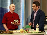 Vladan Mučka (vlevo na snímku z televizního pořadu Dobré ráno) ví, jaká je skladba jídelníčku ruské sborné. Recepty studoval s předstihem. 