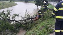 Zásah hasičů v Kopřivnici, místní části Lubina, při odstraňování následků vytrvalých dešťů, 21. června 2020.