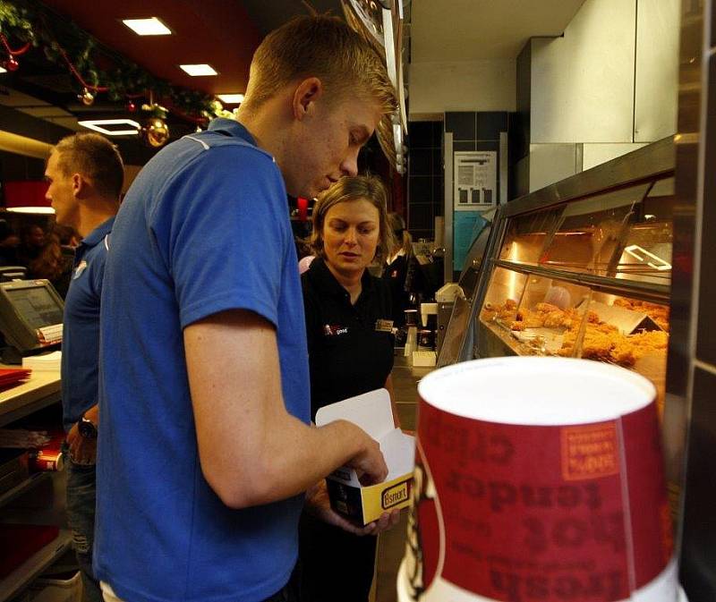 Fotbalisté Baníku prodávali kuřata v KFC na Masarykově náměstí v Ostravě.