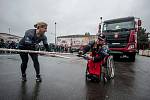 Den rekordů, na kterém handicapovaný kulturista Daniel Minster utáhl na invalidním vozíku nákladní automobil Tatra (do vzdálenosti 252cm).