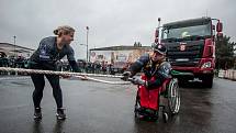 Den rekordů, na kterém handicapovaný kulturista Daniel Minster utáhl na invalidním vozíku nákladní automobil Tatra (do vzdálenosti 252cm).